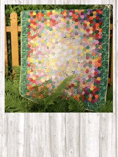 Hexagon Quilt mit Blumenstoffen